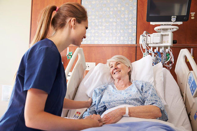 Nurse-Talking-To-Senior-Female-Patient-In-Hospital-Bed-000086979231_Double